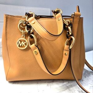 Micheal kors Cynthia Crossbody Purse Gorgeous Purse With Gold Hardware ✨️